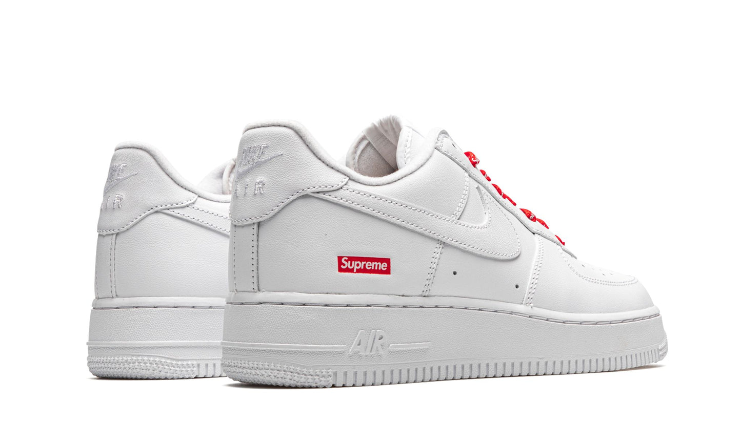 NIKE AIR FORCE 1 x supreme